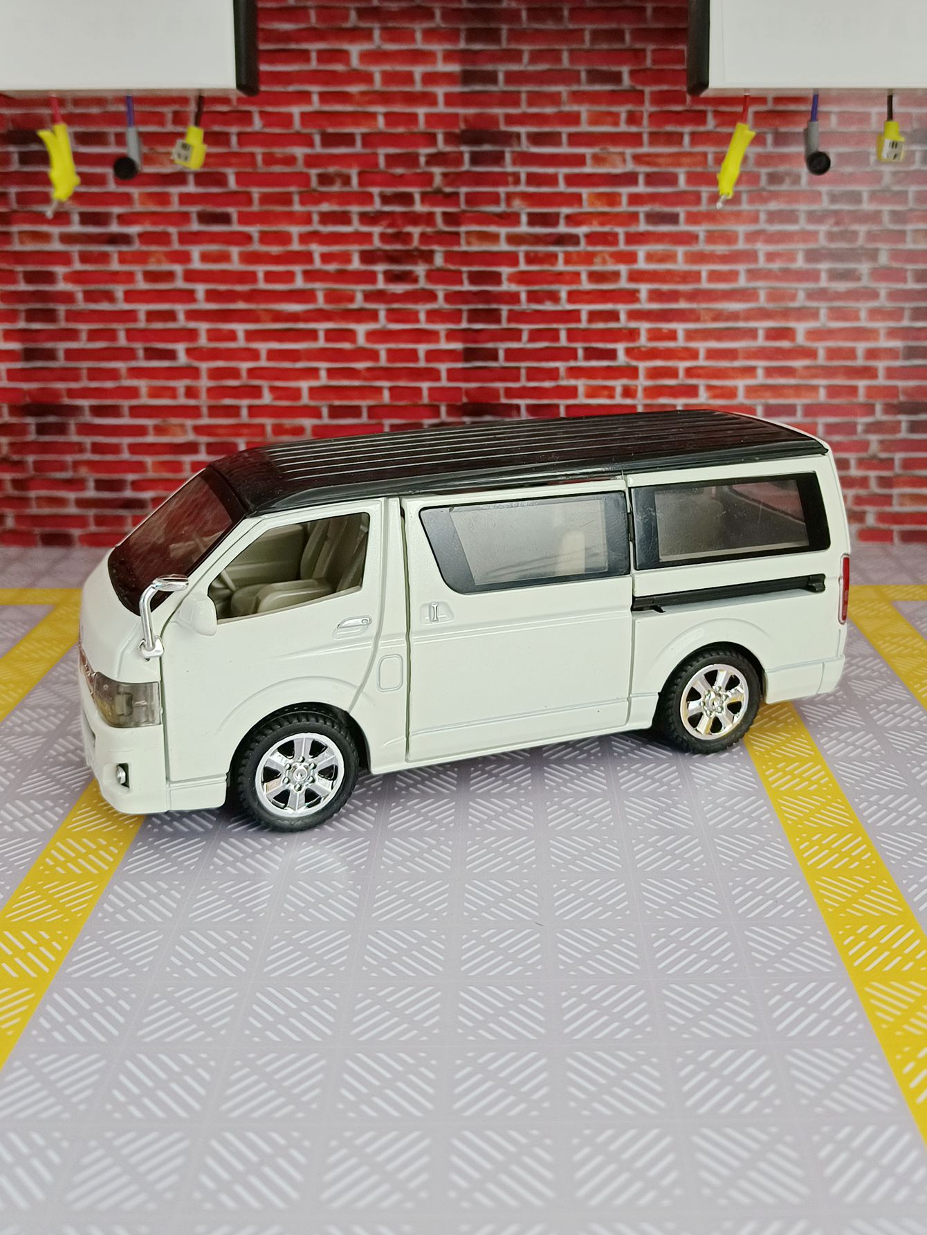 Decor Lighting Returns - 1:32 simulation Toyota Hiace alloy commercial