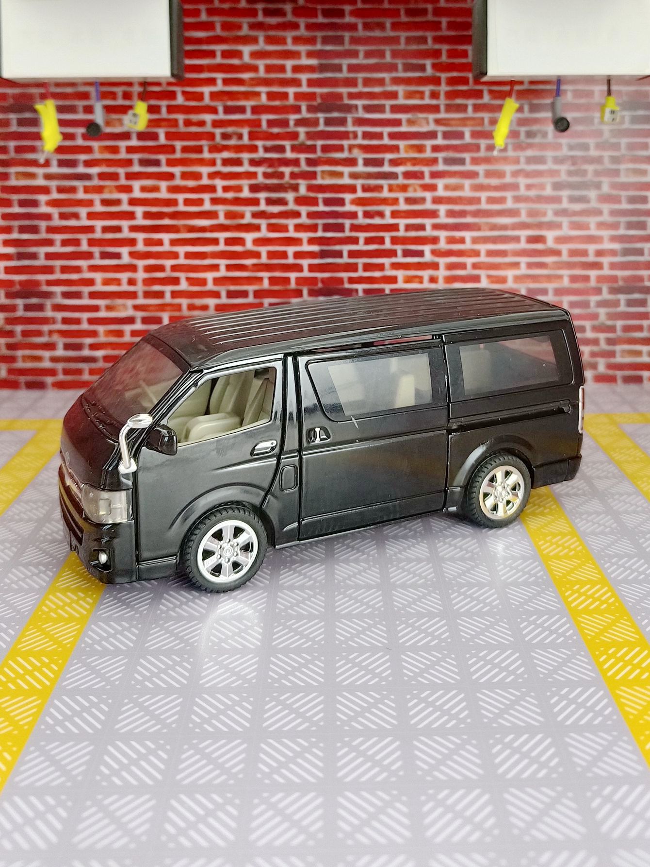 1:32 simulation Toyota Hiace a - огляд і ціна Decor Lighting Returns