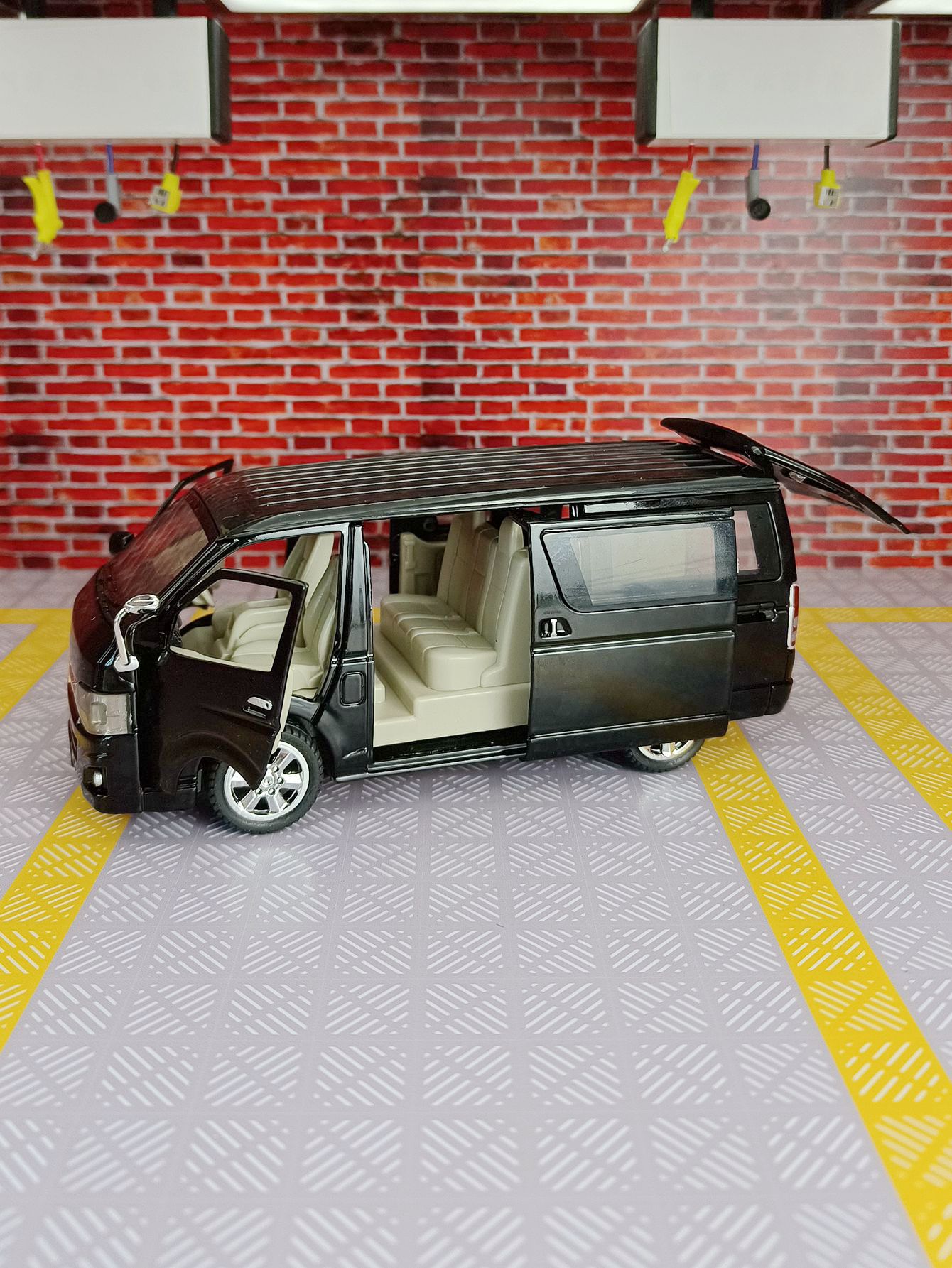 1:32 simulation Toyota Hiace a - огляд і ціна Decor Lighting Returns