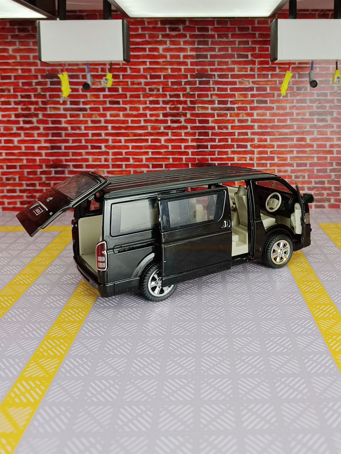 1:32 simulation Toyota Hiace a - огляд і ціна Decor Lighting Returns